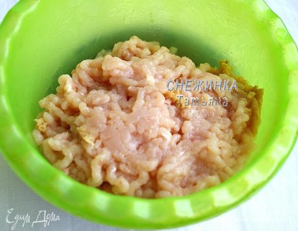 Для фарша куриное филе пропускаем через мясорубку. На фото у меня фарша больше, я просто готовила его ещё и для других целей.