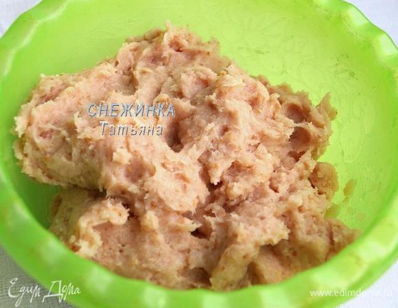 Батон для фарша замачиваем в молоке, затем добавляем в фарш и снова пропускаем его через мясорубку. Второй раз я пробила всё в комбайне с ножом. Солим, перчим фарш.