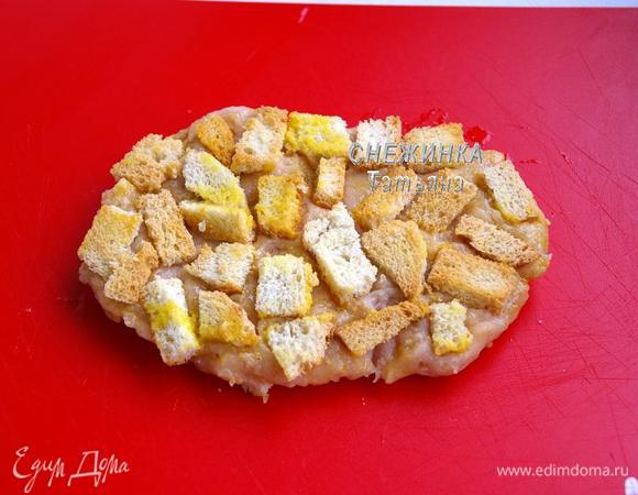 Затем берём еще немного фарша и прикрываем сверху котлету, залепливая края. Придаём форму тонкого большого овального шницеля. Окунаем вначале в яйцо, затем панируем с двух сторон в сухариках (они должны покрывать практически всё пространство).