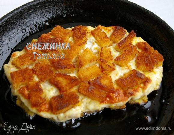 Формируем второй шницель. Жарим в достаточном количестве масла с двух сторон до румяного цвета.

