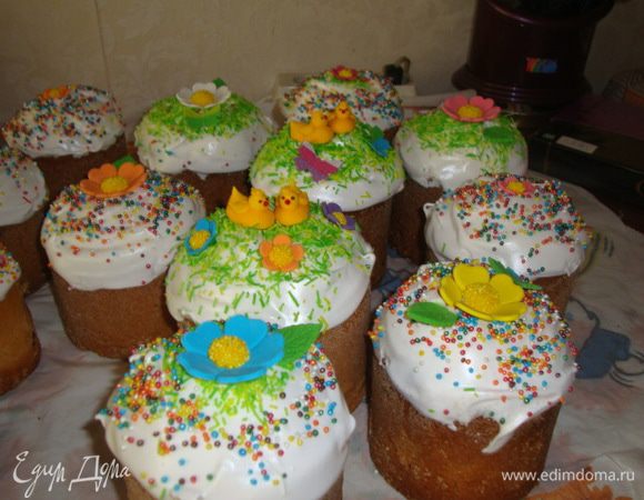 250 мл молок довести до кипения изасыпать 2 ст. ложки муки. Получится редкая опара, когда масса остынет - вылить её в большую ёмкость, долить остальное молоко тёплое, добавить 250 г сахара, 1 уп. дрожжей  и муку, чтобы получилось как густая сметана. И оставьте подходить.