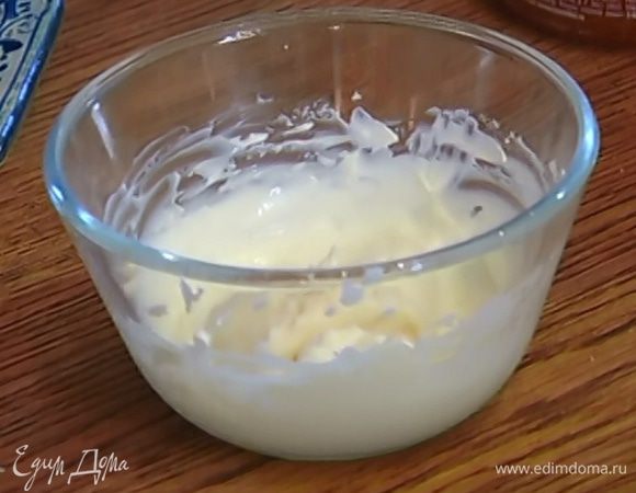 Приготовить соус: сливки взбить венчиком, добавить хрен и перемешать.