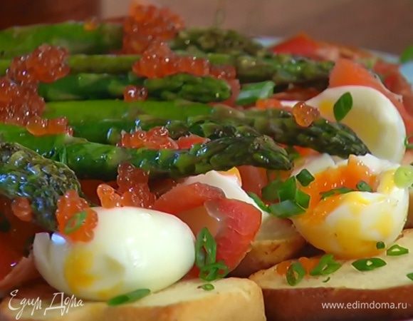 Украсить блюдо красной икрой и подавать с соусом.