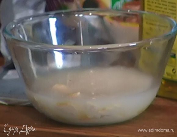 Дрожжи раскрошить, залить 120 мл теплой воды, добавить 1 ст. ложку сахара и дать дрожжам подойти.