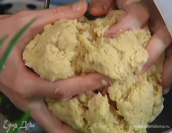 Соединить 530 г муки с оставшимися 75 г сахара, 1 ч. ложкой соли и вымешать в комбайне насадкой для теста. Не выключая комбайна, добавить разведенные дрожжи, по одному ввести яйца, затем немного увеличить скорость, влить ванильный экстракт и небольшими порциями ввести 150 г предварительно размягченного сливочного масла, продолжая вымешивать до получения однородного, гладкого теста.