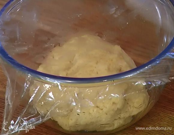 Глубокую посуду смазать оливковым маслом, поместить в нее тесто, затянуть пищевой пленкой и отправить в холодильник на 12–14 часов.