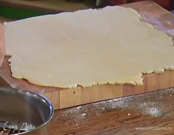 Рабочую поверхность присыпать оставшейся мукой и раскатать тонкие прямоугольные пласты теста.