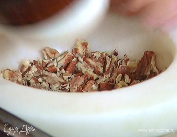 Орехи слегка измельчить в ступке так, чтобы остались кусочки.