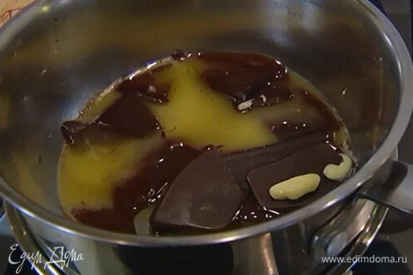 Шоколад соединить с 50 г предварительно размягченного сливочного масла и растопить на водяной бане.