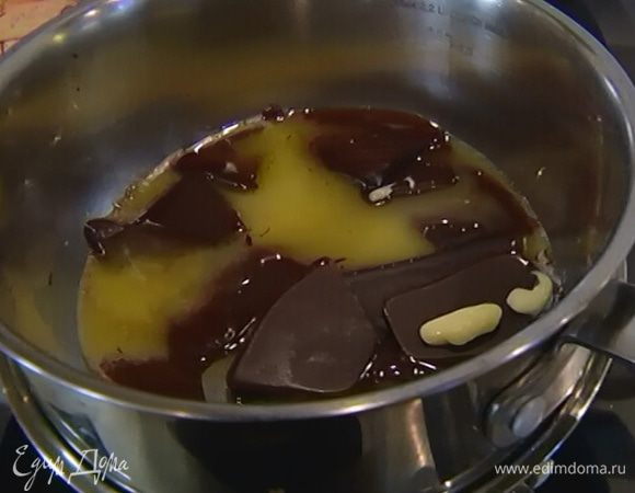 Шоколад соединить с 50 г предварительно размягченного сливочного масла и растопить на водяной бане.