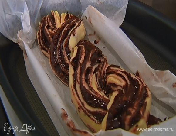 Форму выстелить бумагой для выпечки, выложить сдобу и накрыть полотенцем, смоченным в горячей воде. Дать подойти в течение 20 минут, затем отправить в разогретую духовку на 30 минут.