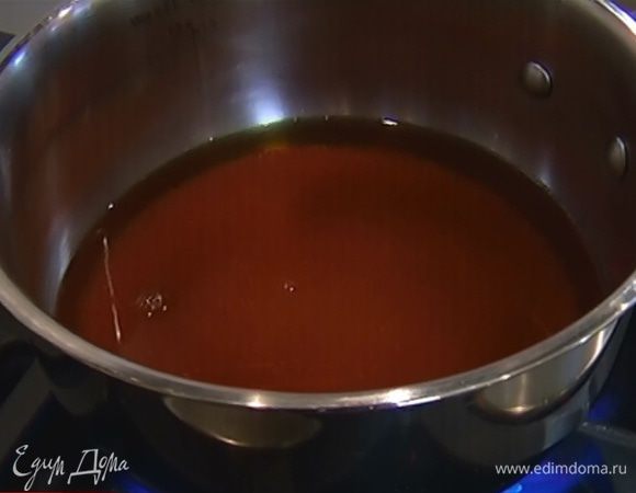 Всыпать 200 г коричневого сахара в небольшую кастрюлю, влить 150 мл горячей воды и держать сироп на небольшом огне до появления первых пузырьков и полного растворения сахара.