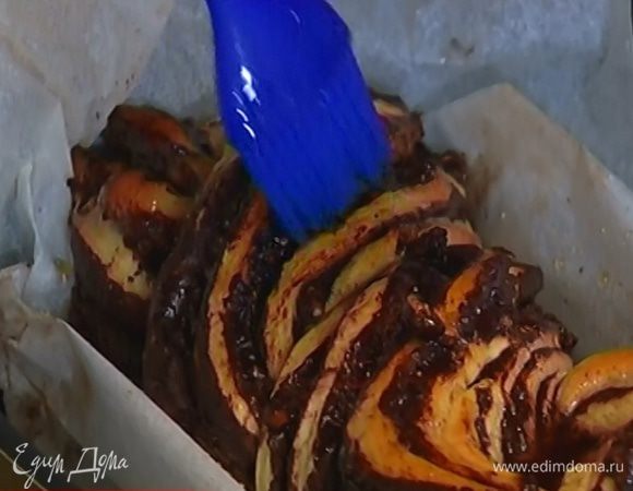Готовую сдобу со всех сторон смазать сиропом при помощи кулинарной кисточки.