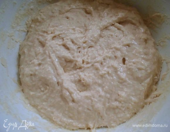 Для начала нужно приготовить опару. Подогреть половину молока (я подогрела все) и растворить в нем дрожжи. Добавить 2 ст. л. сахара и часть муки (можно просеять). Я муки положила на глаз, тесто должно быть по консистенции, как густая сметана. Оставить опару на 3-4 часа в теплом месте. Я оставила на подоконнике, на который как раз светило солнце.