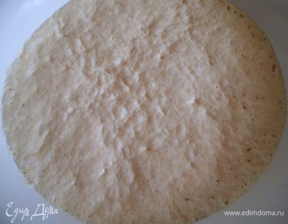 Вот так выглядит опара где-то через 3 часа. Главный показатель ее готовности- она должна начать опадать. Изюм замочить в ХОЛОДНОЙ воде. Подогреть оставшееся молоко (если вы оставляли часть). Сливочное масло растопить. Я заранее оставила его в комнате, чтобы оно размягчилось и быстрее топилось. 