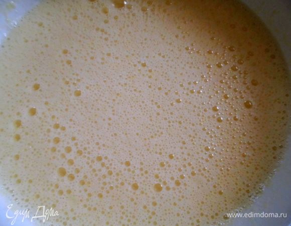 Яйца с желтком взбить миксером вместе с двумя видами сахара (я сразу добавила и соли). Взбивать нужно не сильно, просто, чтобы они хорошо размешались. С изюма слить воду, несколько раз промыть и просушить. Несмотря на то, что он замачивался в холодной воде, он размяк очень хорошо и внешне был похож на замоченный в кипятке.