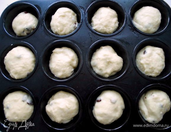 Теперь формочки для куличей щедро смазать растительным маслом. Нам всегда больше нравились маленькие пасочки, чтобы на каждой штучке можно было попробовать и глазурь, и присыпку, поэтому я использую формочки для кексов и чуть побольше многоразовые формочки из фольги. Тесто разложить где-то на 1/2 формочек. У меня оно слегка липло к рукам, я хотела немного добавить муки, но мама посоветовала ее не добавлять, чтобы тесто было более нежным. Она сказала, что лучше руки присыпать мукой или смазать растительным маслом (мне больше понравился вариант с маслом). Я еще слегка смазывала маслом само тесто. Теперь нужно из теста как бы выдуть булочки. Я, к сожалению, не смогла тут сделать фото, но для этого нужно сжать тесто кулаком одной руки и через отверстие вынуть булочку. Тесто разложить где-то на 1/2 формочек. Поставить на расстойку на 20-30 минут. Лучше сразу подготовить и другую партию, потому что пасхи выпекаются довольно быстро. 