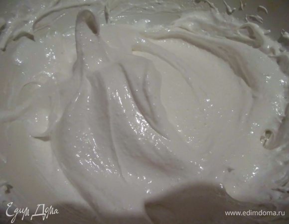 Для глазури в охлажденный белок (у меня он стоял пару часов в морозилке) добавить маленькую щепотку соли и взбить в 1/2 стакана сахара. Сахар вводить, когда белок будет очень пышным. Нужно его добавлять понемногу, не переставая взбивать. Я очень переживала, что глазурь у меня не получится (просто я всегда плохо взбиваю белки), но мама меня успокоила, сказав, что это совершенно другая технология и в этом случае просто не может такого быть, чтобы не получилось! Если честно, я все-таки слишком постепенно добавляла сахар,и в итоге он у меня расходовался не весь (поскольку глазурь уже была очень густой и добавлять еще сахар уже не требовалось).