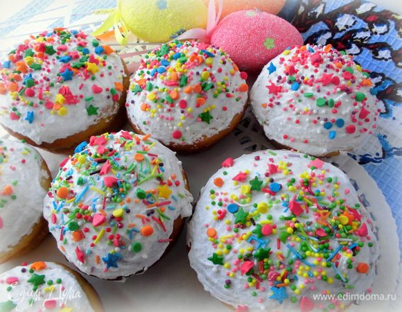 Готовые куличи охладить, смазать глазурью и присыпать кондитерской посыпкой. Приятного аппетита и Христос Воскрес!