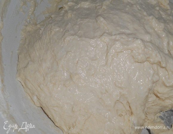 Затем дрожжи выливаем в большую миску, добавляем 200 мл воды, хорошо перемешиваем, всыпаем 150 грамм муки и размешиваем ложкой до однородности, накрываем миску пленкой и отставляем в теплое место на 1,5-2 часа, масса теста должна увеличиться втрое. Затем перемешиваем подошедшее тесто, добавляем 50 мл воды, солим, добавляем масло, перемешиваем, всыпаем остальную муку, размешиваем и должно получиться тесто, как на фото.