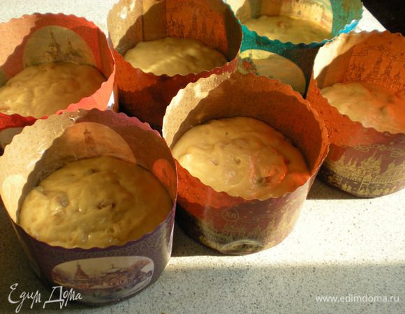 Все смешать и разложить в формы. Для получения более пышного кулича, форму надо заполнить на 1/3 высоты.

