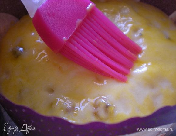 Когда тесто поднимется на 3/4 высоты формы, смазать верх взбитым яйцом и молоком, поставить в предварительно разогретую духовку до 180* на 50 - 60 мин. Чтобы верх кулича не подгорел после того как он зарумянится нужно накрыть его кружком бумаги для выпечки, смоченный водой. Готовность кулича узнают, воткнуть в него лучинку.
