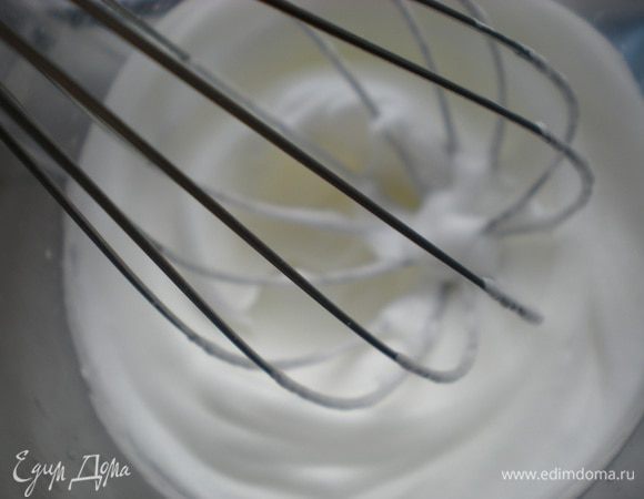 Глазурь: белок взбить в густую пену. 
