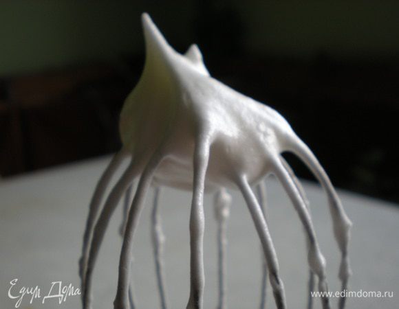 Затем добавить сахарную пудру и лимонный сок. 