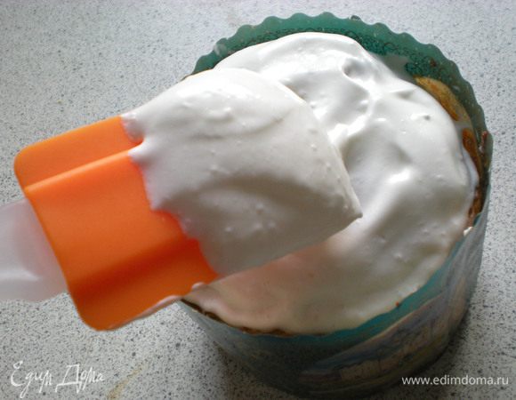 Покрываем глазурью горячие куличики.