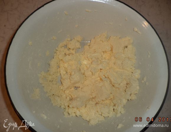 Растереть масло с сахаром.