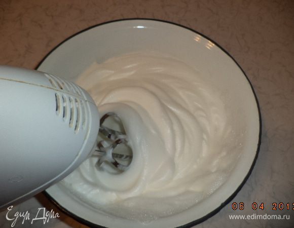 Взбить белки с солью в не очень крепкую пену.