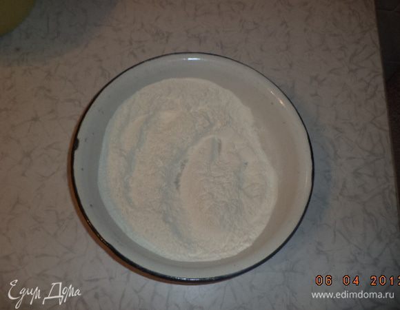 Соединить растёртое масло с белками. Аккуратно, но тщательно вымешать.  Муку просеять, перемешать с разрыхлителем, соединить с основной массой, перемешать.