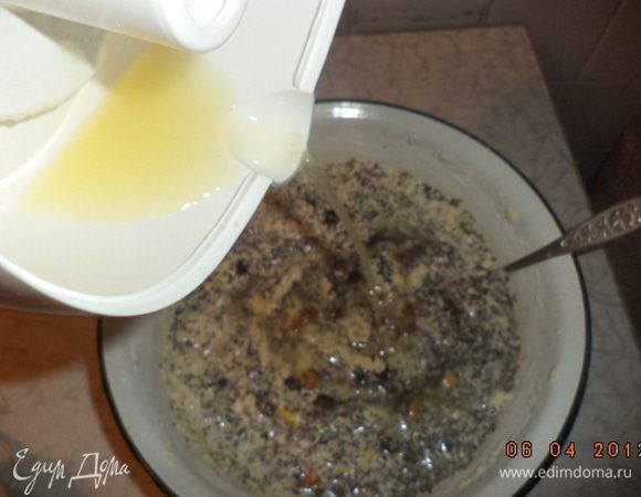 Добавить изюм, нарезанные орехи и цукаты, запаренный мак, ванильный сахар, натёртую на мелкой тёрке цедру лимона и лимонный сок.Как следует всё перемешать.