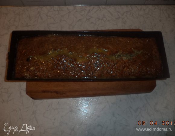 Поливаем только что испечённый кекс глазурью и возвращаем в духовку на  3-5 минут.