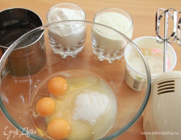 Ингредиенты для теста смешать.
