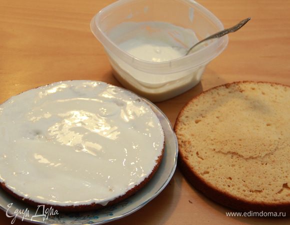 Дать пирогу остыть. Корж разрезать на 2-3 пласта, смазать кремом.