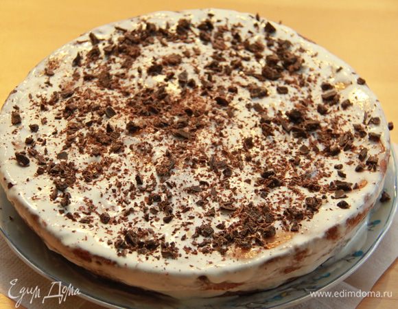 Собрать торт. Посыпать тертым шоколадом.