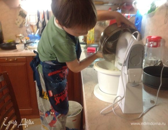 Разогреть духовку до 180 г. Смазать маслом и посыпать мукой формы. 
Размешать масло с сахаром,яйцами и медом (патокой) в большой миске, после чего введите муку с разрыхлителем, пряности и соду