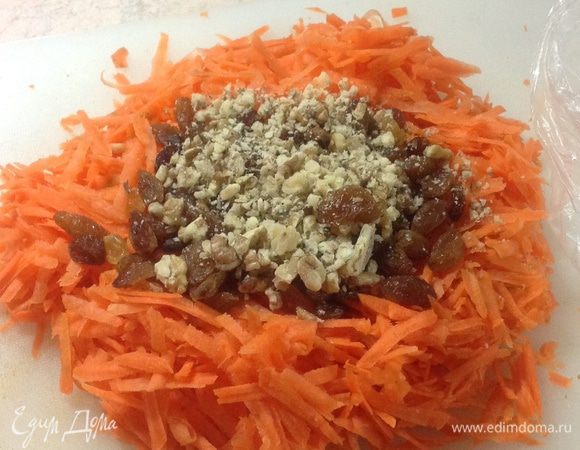 Морковь натереть на крупной терке,добавить орехи,изюм и кокосовую стружку. 
