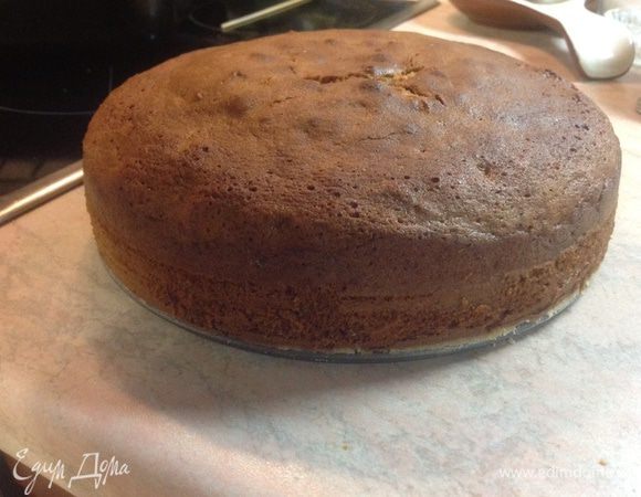 Вылейте тесто поровну в две формы ,разровняйте и выпекайте 35-40 мин. Проверьте готовность коржей : деревянная шпажка должна быть чистой.оставьте коржи в формах на 10 мин,затем перевёрнутое остывать на решетку.