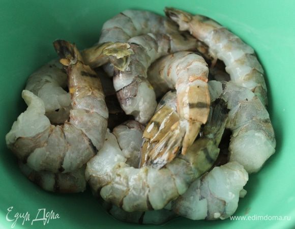 Креветки разморозить и очистить, удалить кишечную вену.