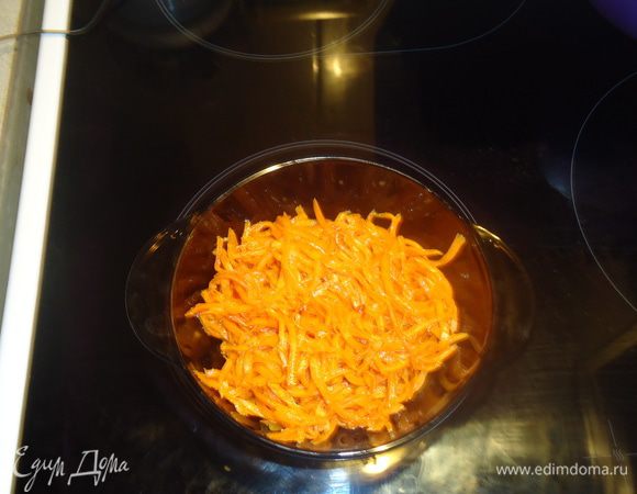 морковку почистить и потереть на терки для морковчи 