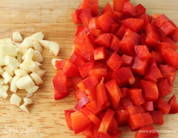 Чеснок и перец порубить мелким кубиком.