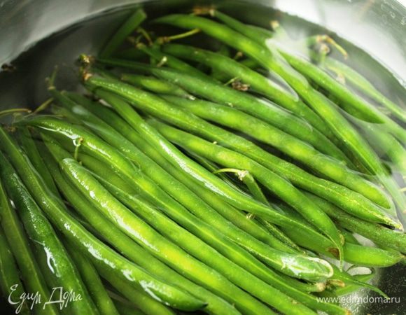 Фасоль положить в кипящую подсоленную воду и бланшировать 3 минуты, затем откинуть на дуршлаг и обдать холодной водой.