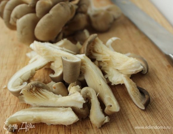 Грибы нарезать полосками.
