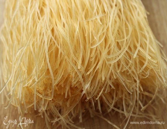 Вот такую замечательную картофельную вермишель я вчера купила на рынке)))))))))))) Вермишель  сварить по инструкции на упаковке. Обычно такую вермишель варят от 2 до 5 минут в зависимости от ее толщины.
