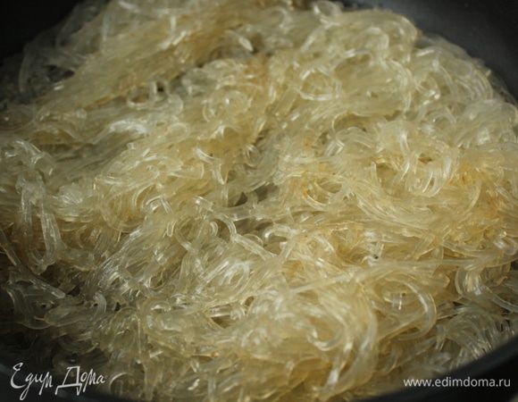 Слегка обжарить вермишель в кипящем оливковом масле. Выложить на большое блюдо.