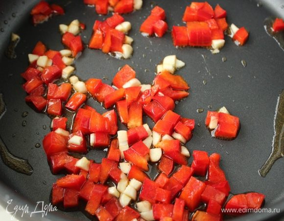 На этом же масле обжарить перец и чеснок на среднем огне 5 минут.
