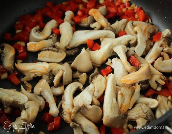 Добавить вешенки и жарить еще 2 минуты.