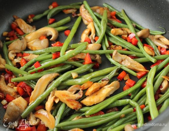 добавить фасоль...